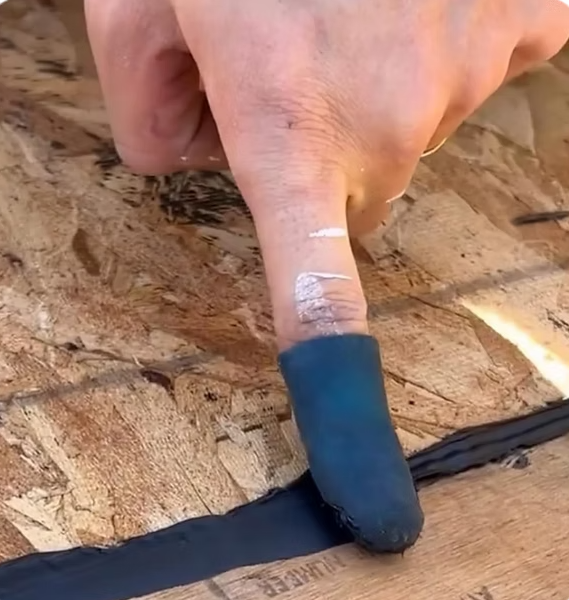 TurboCaulk® – Applicateur et lisseur de mastic réutilisable 2-en-1