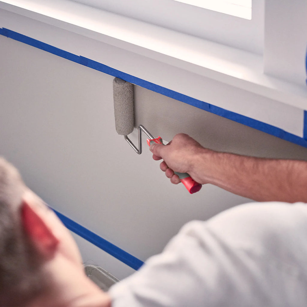 Monture mini rouleau Wooster Sherlock en utilisation pour travaux de peinture de précision